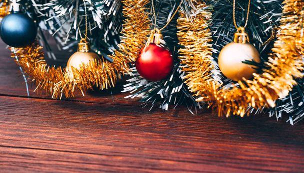Vánoční stromek s malými barevnými balónky. Krásné vánoční přání se zeleným vánočním stromečkem a matnými koulemi a lesklým zlatým cínem. - Fotografie, Obrázek