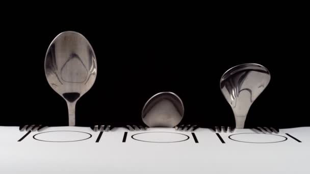 Familia abstracta hecha de cuchara y tenedores preparándose para comer. - Imágenes, Vídeo