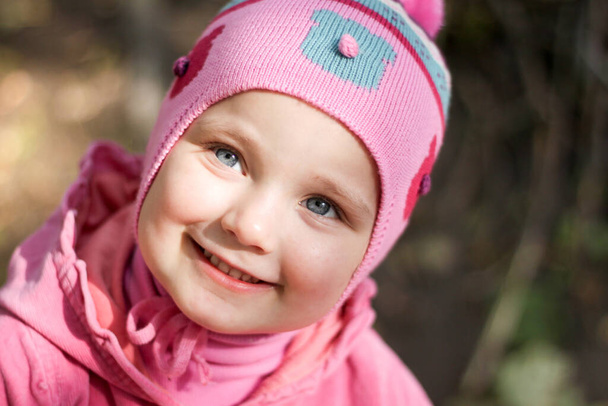 portret van een meisje in roze kleren - Foto, afbeelding