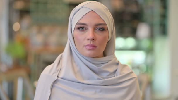 Portret pięknej, młodej Arabki patrzącej w kamerę  - Materiał filmowy, wideo