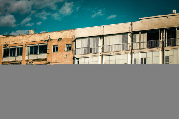 Kilátás a homlokzat egy modern épület utcáin Tel Aviv Izraelben - Fotó, kép