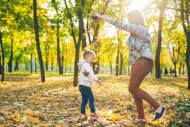 mather s malou batole dcera hrát v podzimním městském veřejném parku aktivity - Fotografie, Obrázek