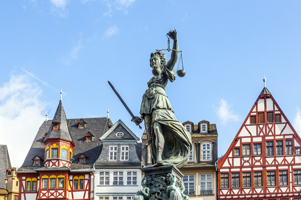 standbeeld van Vrouwe Justitia tegenover de romer in frankfurt - Foto, afbeelding