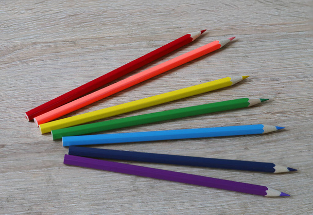 新しい色の鉛筆のセットがテーブルの上にあります。選択的焦点. - 写真・画像
