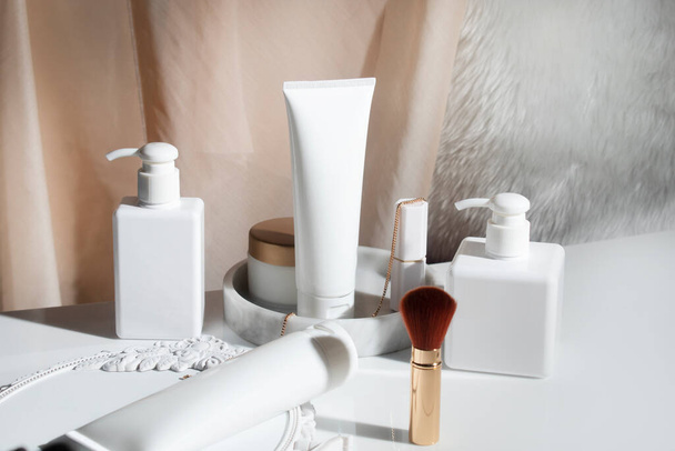 zabieg kosmetyczny pielęgnacja skóry kosmetyczny krem krem serum makieta butelka opakowanie produkt na białym tle wystrój w medycynie farmaceutycznej opieki zdrowotnej  - Zdjęcie, obraz