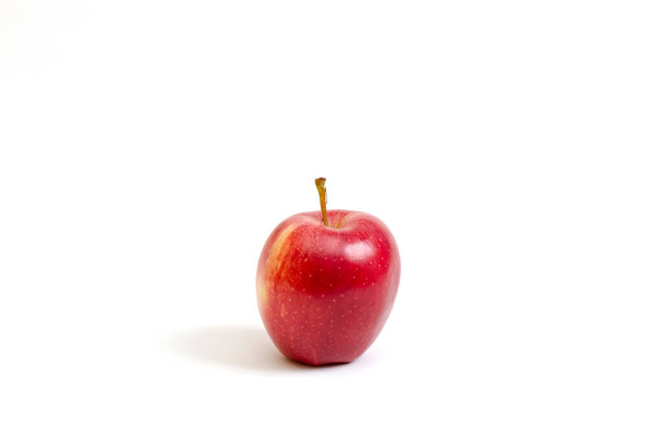Червоне яблуко ізольовано на білому тлі, вирізати
. - Фото, зображення