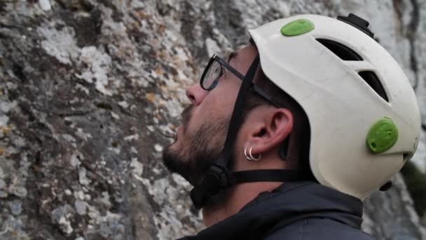 Hombre abajo de su compañero de escalada en Betlem, Mallorca, España.Primer plano, ángulo alto, movimiento de paralaje, 4K 60p. - Metraje, vídeo