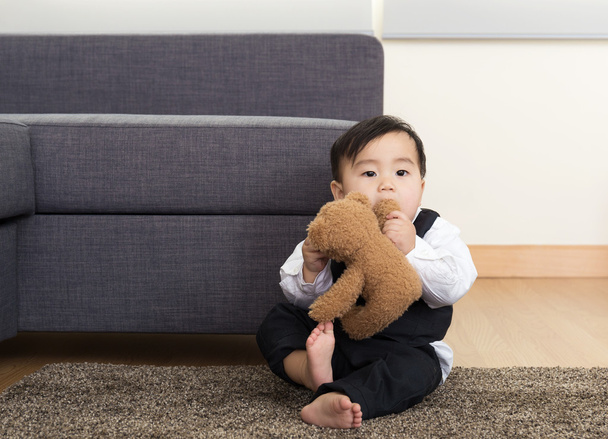 asiatisch baby junge spielen puppe bei zuhause - Foto, Bild