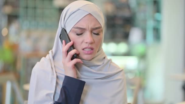 Portrait of Angry Arab Woman Talking on Smartphone  - Materiał filmowy, wideo