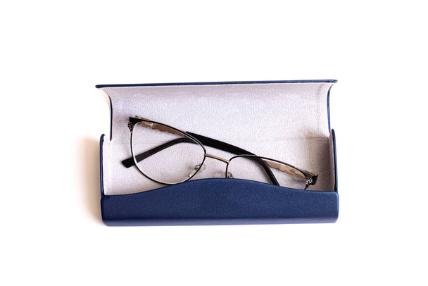 Brýle pro vidění a modré pouzdro izolované na bílém pozadí - Fotografie, Obrázek