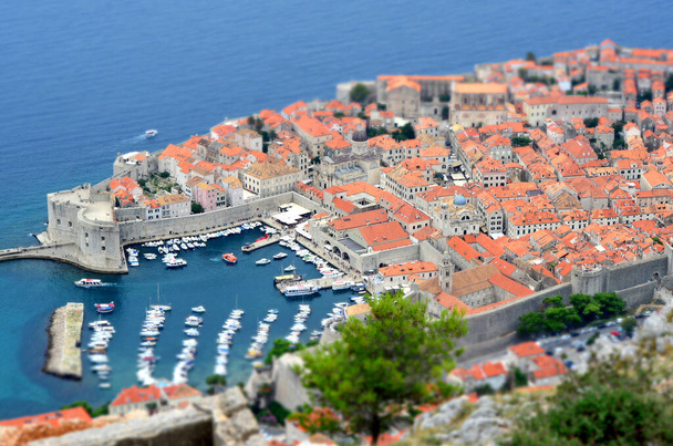 Luftaufnahme der Altstadt (Alter Hafen) Kaiserliche Festung Dubrovnik (Kroatien) mit Miniatur- (Kipp-) Effekt - Foto, Bild