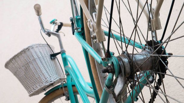 Бирюзовый голубой велосипед с корзиной. - Фото, изображение