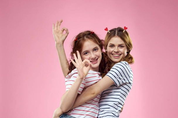 Веселая мама и дочь радость жизни студии розовый фон семьи - Фото, изображение
