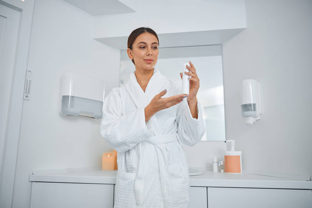 Kaunis terve hymyilevä valkoihoinen nainen tekee kauneushoitoja kylpylässä ja terveydenhuollon salongissa - Valokuva, kuva