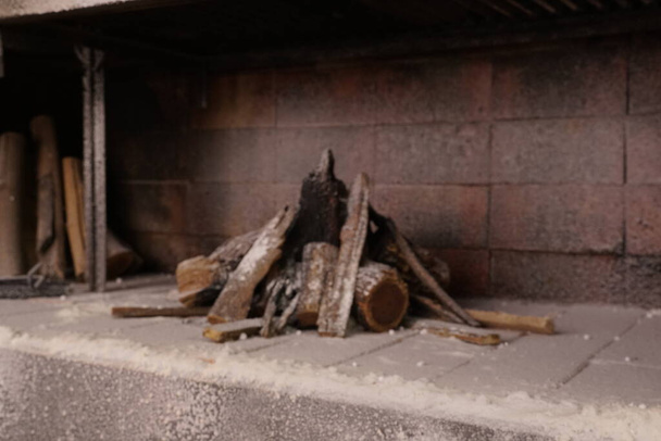  ohniště nebo gril s klády - Fotografie, Obrázek