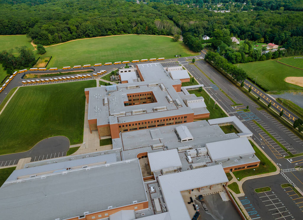 Letecký pohled na prázdno ve škole během koronaviru Covid-19 pandemie uzamčené - Fotografie, Obrázek
