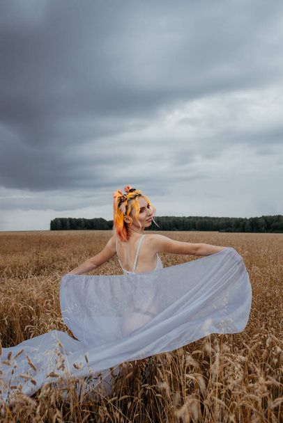 girl with colored hair in underwear in a wheat field - Foto, imagen