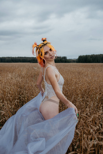 girl with colored hair in underwear in a wheat field - Foto, Imagen