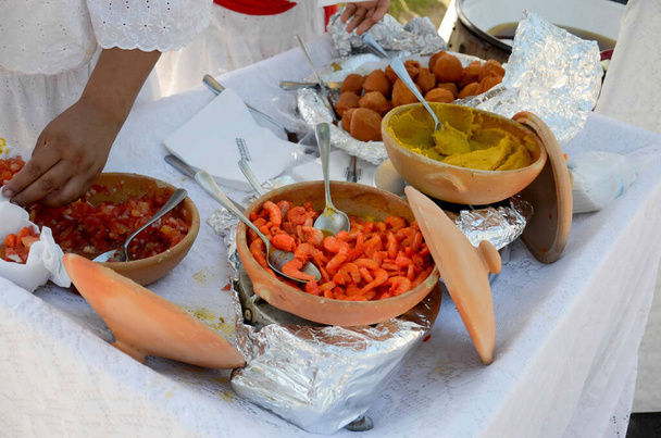 Acaraje, batatas fritas tradicionais brasileiras feitas com ervilhas de olhos pretos cheias de vatapa, caruru, salada de tomate e camarão refogado. Comida típica da Bahia. - Foto, Imagem