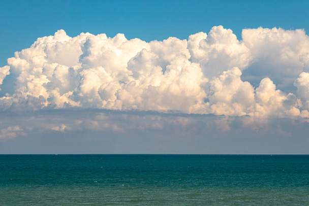Paysage minimal de la mer Adriatique et de grands nuages blancs dessus - Photo, image