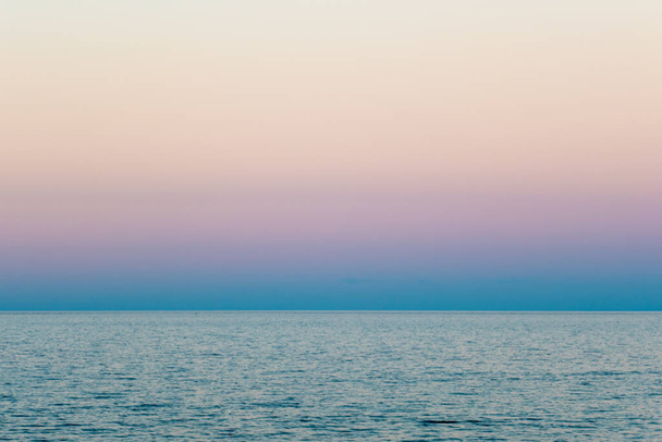 Minimální krajina klidu Jaderské moře s jasnou oblohou při západu slunce s barevnou oblohou - Fotografie, Obrázek