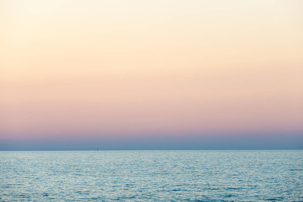 Мінімальний пейзаж спокійного Адріатичного моря з ясним небом на заході сонця з барвистим небом. - Фото, зображення
