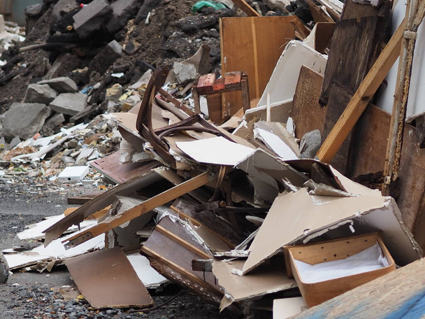 Ev tadilatından sonra inşaat atıkları için çöp sahası - Fotoğraf, Görsel