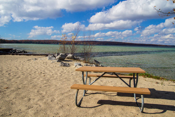 Jezioro Higgins w Michigan. Piękny słoneczny letni dzień na piaszczystej plaży Higgins Lake State Park w północnym Michigan. - Zdjęcie, obraz