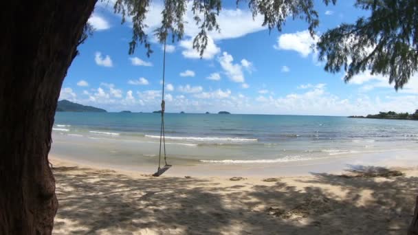 Koh Chang, Trat, Thailandの背景としてスイングと空を持つ澄んだ海と白い砂浜. - 映像、動画