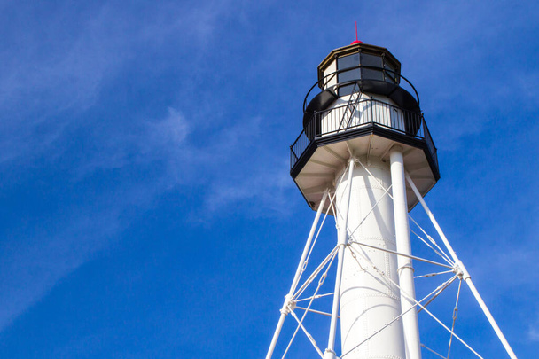 Φάρος με Copy Space. Ο πύργος του Φάρου Whitefish Point σε οριζόντιο προσανατολισμό με χώρο αντιγραφής. Το ιστορικό φως βρίσκεται στην ακτή της λίμνης Superior στην Άνω Χερσόνησο του Michigan.  - Φωτογραφία, εικόνα
