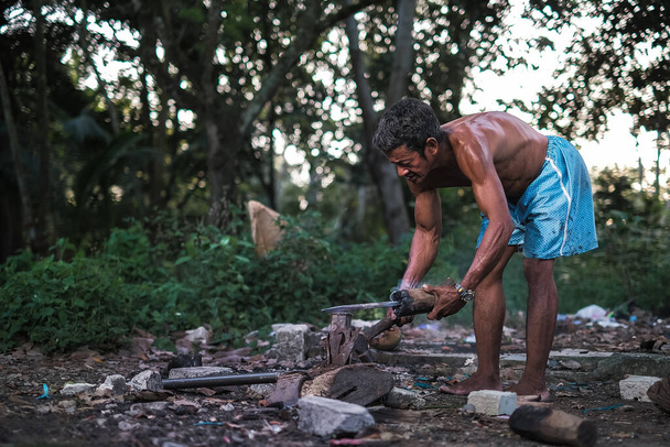 Artigiano indigeno aborigeno malese che fa una lancia per la caccia. - Foto, immagini