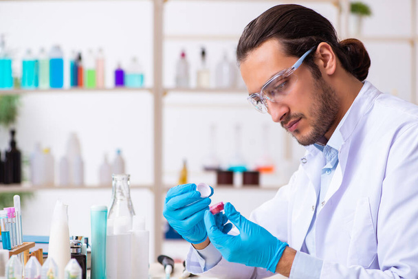 Joven químico masculino trabajando en el laboratorio - Foto, imagen