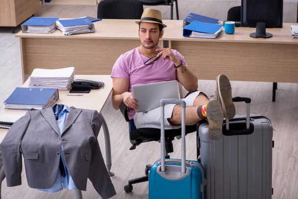 Jeune employé masculin se préparant pour le voyage - Photo, image
