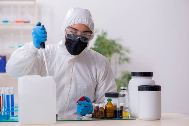 Joven químico masculino trabajando en el laboratorio de medicina
 - Foto, imagen