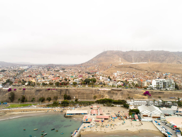 Vista aérea del distrito de Chorrillos, Lima - Perú. Playa y punto de referencia turístico. Estatua de Cristo, monumento. - Foto, Imagen