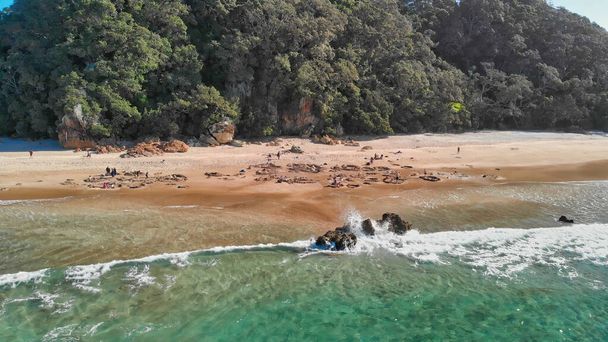 Água quente Beachi n a costa leste da Península de Coromandel, Nova Zelândia. Vista aérea do drone. - Foto, Imagem