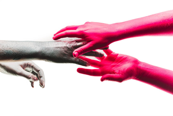Руки, мужчины и женщины, прикосновения пальцев, искусство и понимание между людьми. Четыре серые и красные руки на белом фоне изолированы. Рука и ладонь. Дружба, доверие, равенство и прикосновение рук. - Фото, изображение