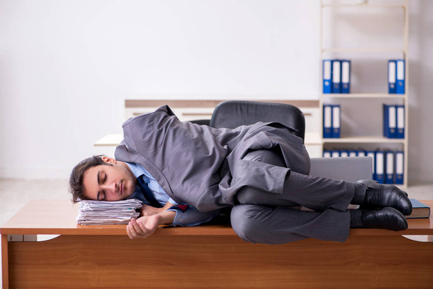 Молодий чоловік співробітник спить в офісі
 - Фото, зображення