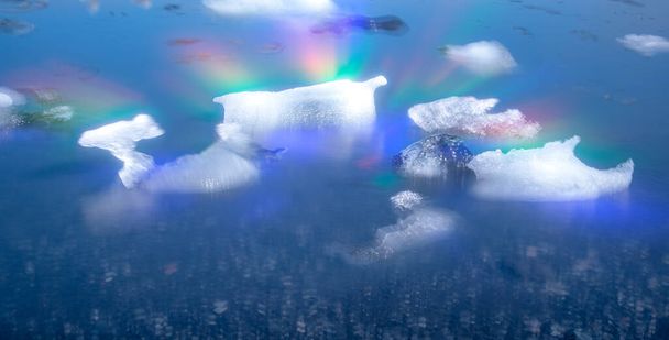 Icebergs en el agua con fugas ligeras en temporada de verano. - Foto, Imagen