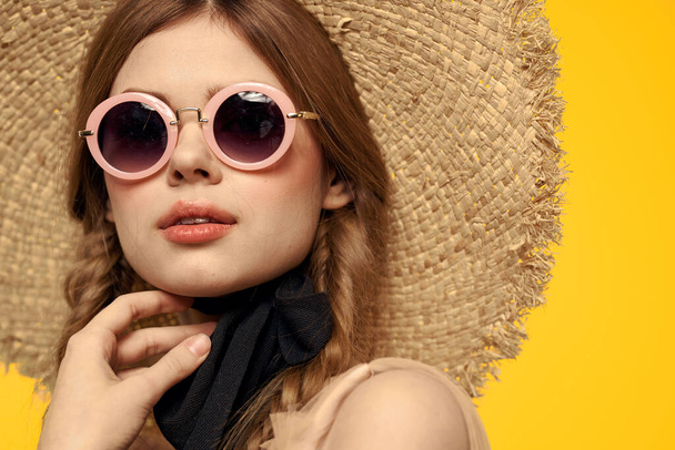 Femme avec des pigtails lunettes de soleil chapeau de paille portrait gros plan plaisir émotion - Photo, image