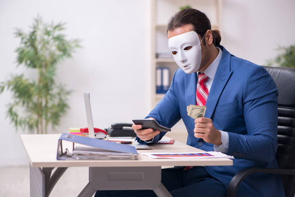 偽善コンセプトのマスクを持つ男性従業員 - 写真・画像