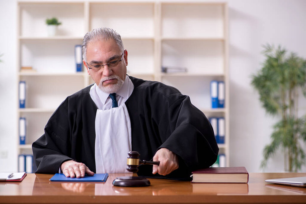 Viejo juez trabajando en el juzgado - Foto, imagen