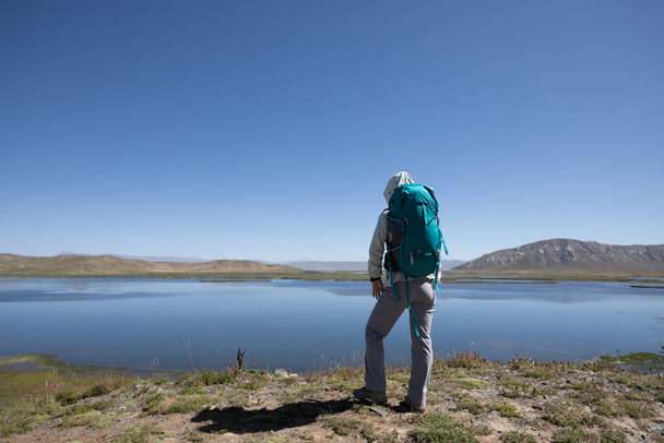 Backpacker enjoy the view on high altitude lakeside - Foto, Imagen