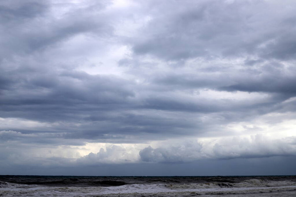 イスラエル北部の地中海を覆う青い空に対する雨の雲  - 写真・画像
