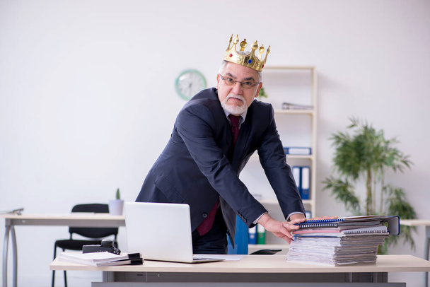 Stary król biznesmen pracownik w miejscu pracy - Zdjęcie, obraz