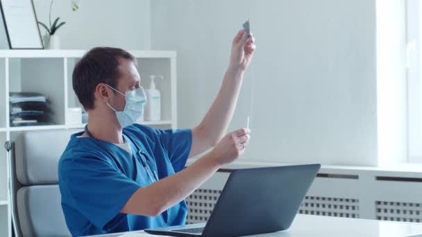 Professionele arts werkzaam in het ziekenhuis kantoor met behulp van computertechnologie. Begrippen geneeskunde en gezondheidszorg. - Video