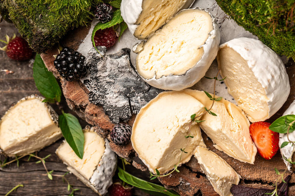 カマンベールや他のタイプの柔らかいフランスのチーズ,灰と,ヤギのチーズ,自家製チーズ農家.自然環境乳製品の概念. - 写真・画像