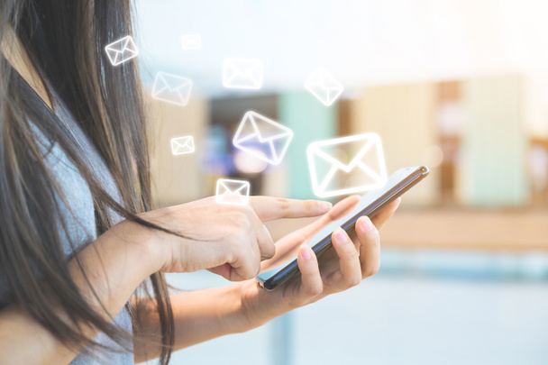 Kadın ellerinin ikon zarf e-postası ile akıllı telefon kullanırken yakın plan görüntüsü. Müşteri hizmetleri veya e-posta pazarlama kavramı ile iletişime geçin - Fotoğraf, Görsel