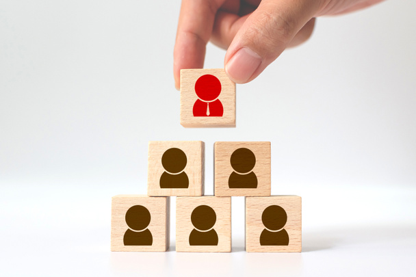 Human Resource Management und Recruiting Business Team Konzept. Hand legt Holzwürfelblock auf Pyramide - Foto, Bild