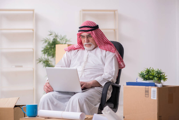 Homem de negócios árabe velho no conceito de realocação de escritório - Foto, Imagem